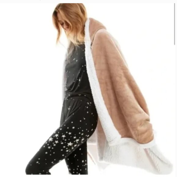 Socialite Hooded Sherpa Throw NWT 🆕 - Picture 5 of 16